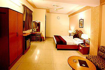 Hotel Parkway Deluxe New Delhi 8591,Qutab Road Near, New Delhi Railway Station