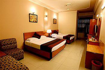 Hotel Parkway Deluxe New Delhi 8591,Qutab Road Near, New Delhi Railway Station