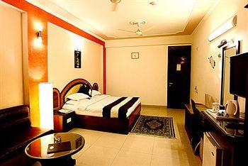 Hotel Parkway Deluxe New Delhi 8591,Qutab Road Near, New Delhi Railway Station