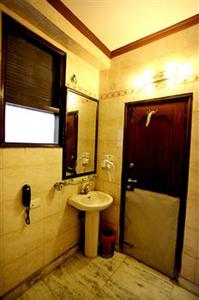 Hotel Parkway Deluxe New Delhi 8591,Qutab Road Near, New Delhi Railway Station