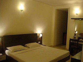 Hotel Clark Surya New Delhi 4/33 w e a Saraswati Marg Karolbagh delhi