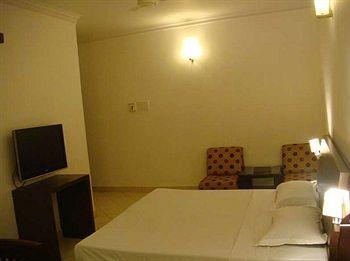 Hotel Clark Surya New Delhi 4/33 w e a Saraswati Marg Karolbagh delhi