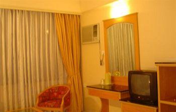 Golden Emerald Hotel Pune 473/14B Gultekdi Salisbury Park Area