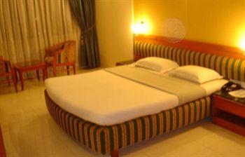 Golden Emerald Hotel Pune 473/14B Gultekdi Salisbury Park Area