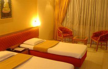 Golden Emerald Hotel Pune 473/14B Gultekdi Salisbury Park Area