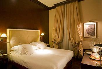 Hotel L'Orologio Florence Piazza Santa Maria Novella 24