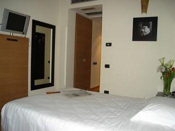 Studios Hotel Cologno Monzese Corso Europa 56