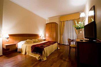 Cavaliere Hotel Noci Via T. Siciliani 47