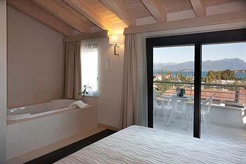 Porto Azzurro Hotel Sirmione Via Salvo d'Acquisto Localita Darsena degli Oleandri