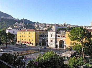 Hotel Clarici Spoleto Piazza della Vittoria 32