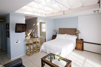 Place On The Bay Hotel Cape Town Corner of Van Kamp and Victoria Road Camps Bay