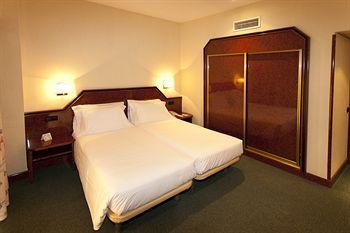 Hotel Praga Madrid Calle de Antonio Lopez 65