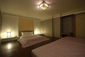 Moon Lake Hotel Houyi Kaohsiung No 338 Bo-ai 1st Road