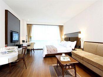 Adelphi Suites Bangkok 6 Sukhumvit Soi 8