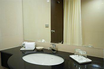 Best Western Mayfair Suites Bangkok 36 Soi Somprasong 2 Rajthevee Phethburi Road