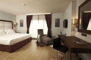 S Sukhumvit Suites Bangkok 403 Sukhumvit Road Klongtoeynuea Wattana