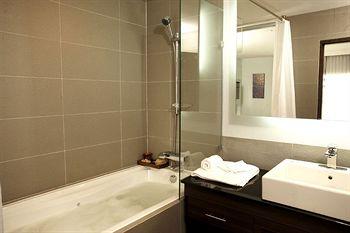 S Sukhumvit Suites Bangkok 403 Sukhumvit Road Klongtoeynuea Wattana