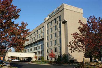 Four Points by Sheraton Charlotte 315 East Woodlawn Road