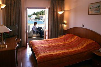 Odisej Hotel Govedari Pomena b.b.
