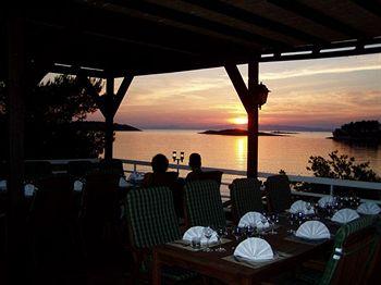 Odisej Hotel Govedari Pomena b.b.