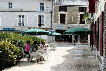 L'Ecu de Bretagne Hotel Beaugency Place du Martroi