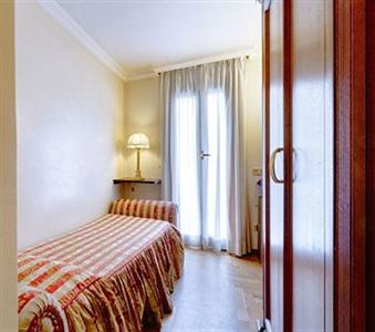 Cinquantatre Hotel Rome Via di San Basilio 53