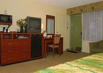 Quality Inn & Suites Boulevard Hollywood 4900 HOLLYWOOD BLVD