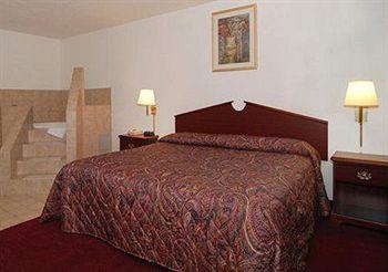 Econo Lodge Airport Phoenix 3037 E. Van Buren Street