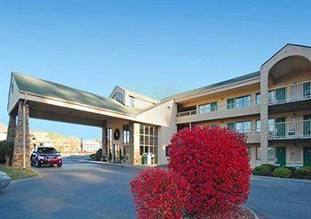 Quality Inn & Suites at Dollywood Lane 3756 PARKWAY