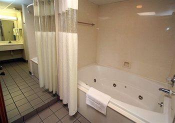 Quality Inn & Suites Dollywood Lane Pigeon Forge 3756 PARKWAY