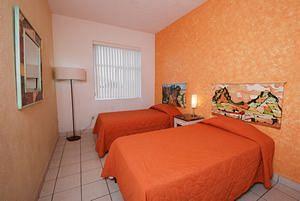 Hotel & Suites Galeria Morelia Dr. Miguel Silva # 71-B Colcentrao