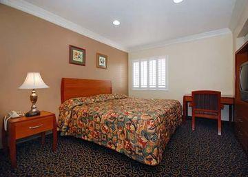 Rodeway Inn & Suites Anaheim 2145 South Harbor Boulevard