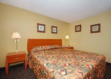 Rodeway Inn & Suites Anaheim 2145 South Harbor Boulevard