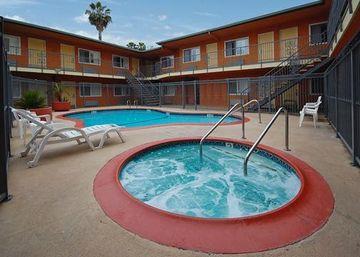 Rodeway Inn & Suites Anaheim 2145 South Harbor Boulevard