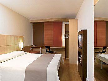 Hotel Ibis Cannes Mandelieu-la-Napoule 802 Boulevard Des Ecureuils