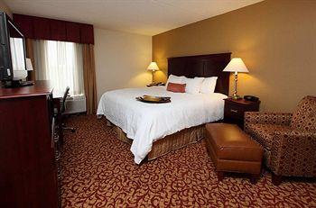 Hampton Inn & Suites Charlottesville 900 W. Main