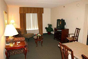 Hampton Inn & Suites Charlottesville 900 W. Main
