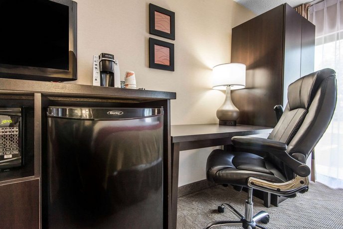 4 Comfort Inn Owen Sound 955 9th Avenue East Owen Sound