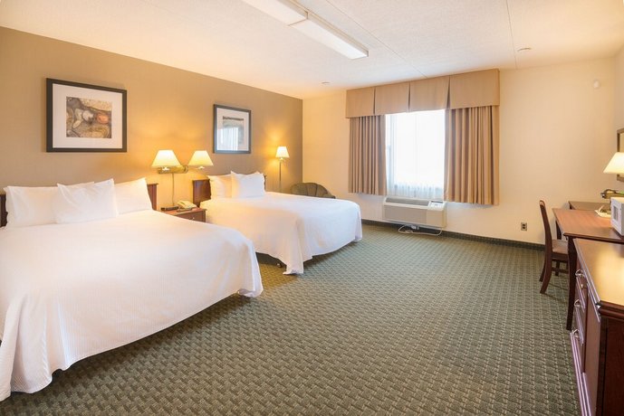  11  Ramada Wyndham Thunder Bay Airlane Hotel  698 Arthur Street